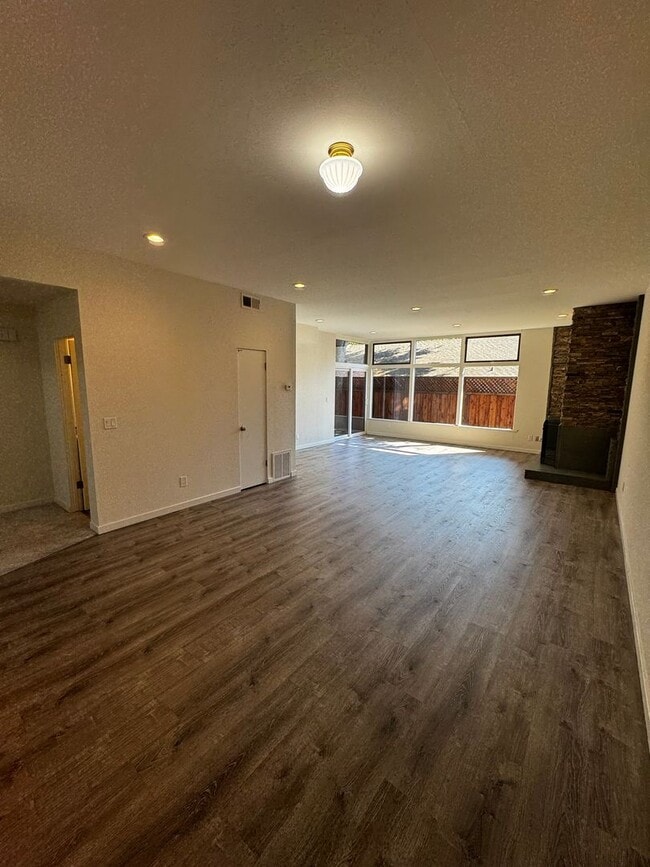 Building Photo - Gorgeous Updated 3-Bedroom Townhome in Pri...