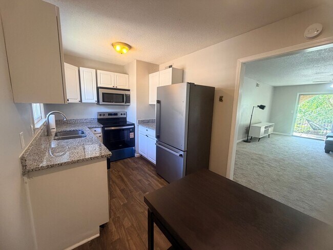 Building Photo - 5516 Lakeshore Dr