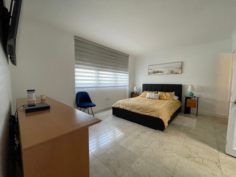 Building Photo - 999 Brickell Bay Dr