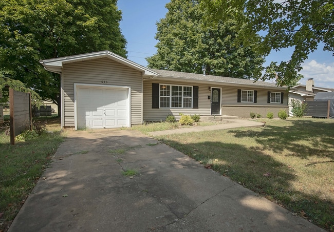 Building Photo - Privacy Fenced, 3 bed 3 bath in South Springfield (Ask about our special)