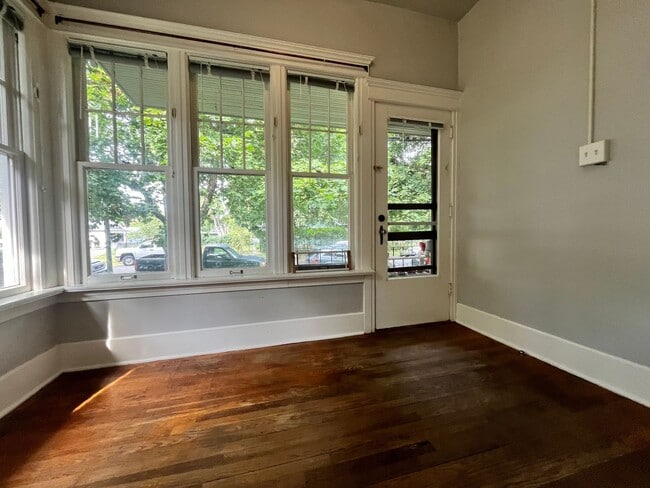 Building Photo - Large Studio in Unbeatable University Loca...