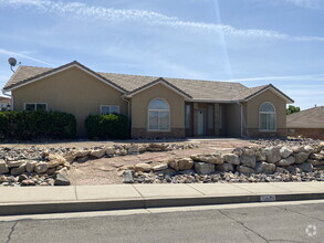Building Photo - Welcome Home! Lovely 3 bed 2 bath home.