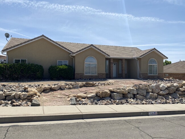 Building Photo - Welcome Home! Lovely 3 bed 2 bath home.