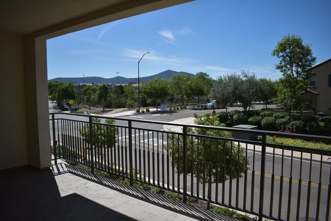 Building Photo - 3 Story 4 Bedroom 3.5 Bath Home in Del Sur...