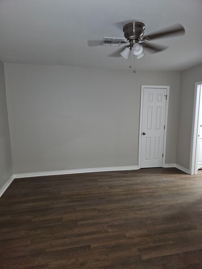Building Photo - Available Now! RENT SPECIAL!