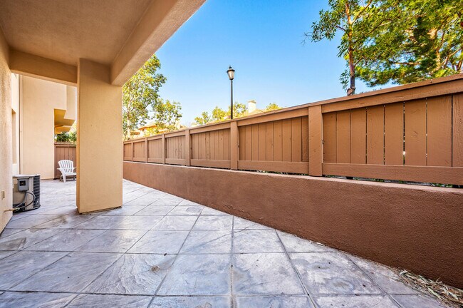 Building Photo - 2726 Dunstan Dr