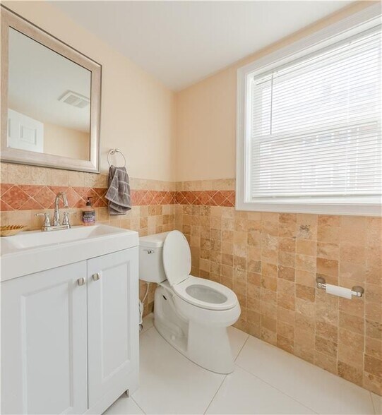 Building Photo - 74 Pitman St