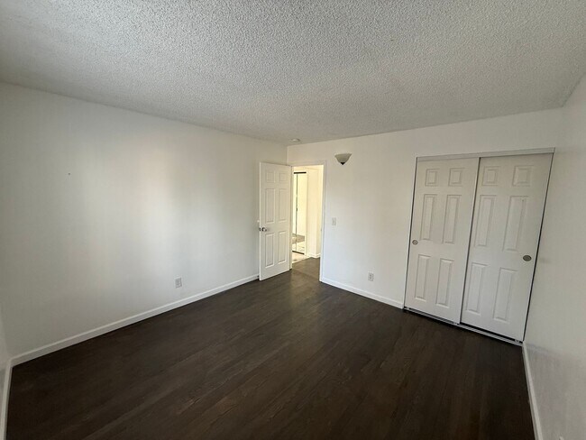 Building Photo - Modern Comfort & Convenience in a Prime Location