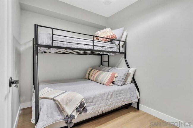 Building Photo - Stunning Condo on the Bay