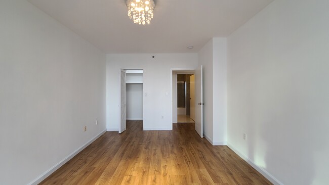 Building Photo - 45 River Dr S