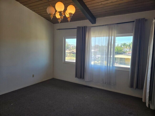 Building Photo - SDSU / College Area 6 bedrooms with 4 baths split-level home.