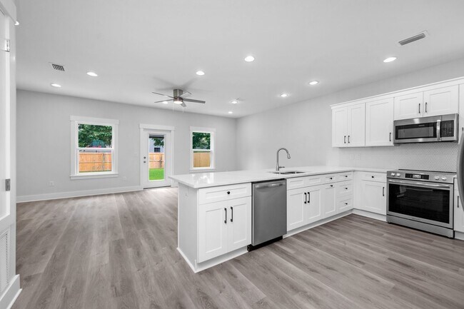 Building Photo - Modern 4BR Home with Private Fenced Yard Near the Beach
