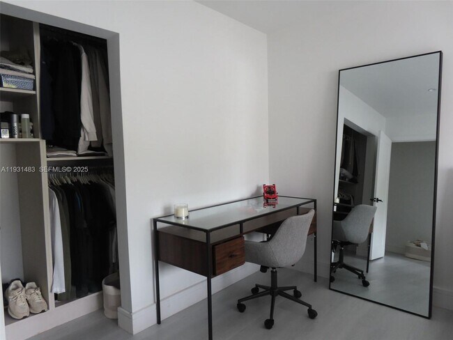 Building Photo - 260 187th St