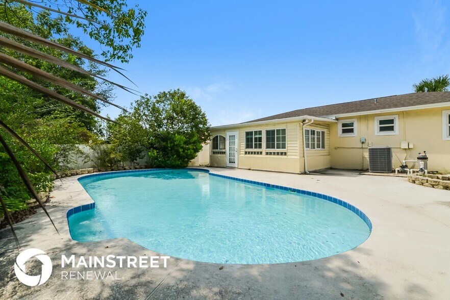 Building Photo - 7000 Watseka Ave