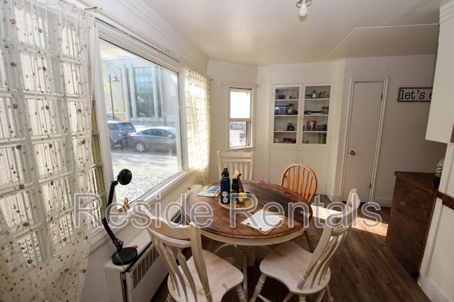 Building Photo - 686 Darwin Ave