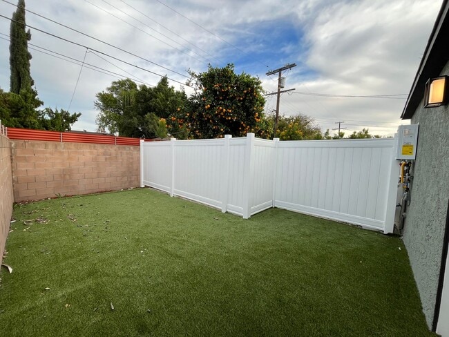 Building Photo - Pet friendly 1+1 w/dishwasher + in-unit laundry available!