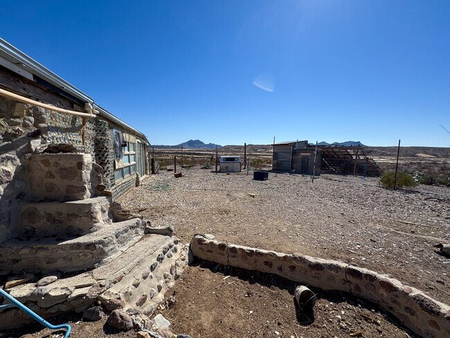 Building Photo - 400 N Smiling Dog Trail