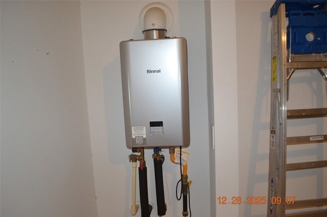 Building Photo - 1613 Sunbend Ln