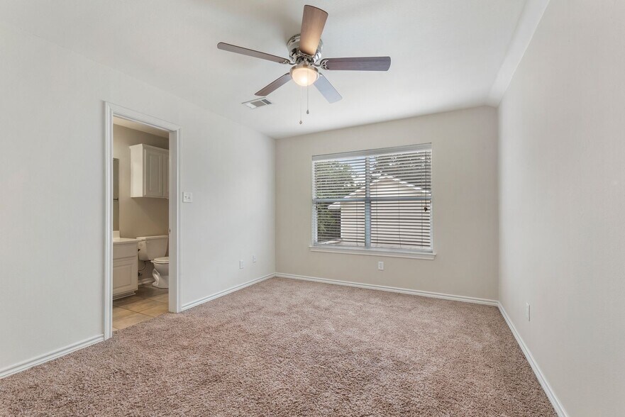 Building Photo - Prime Location! Spacious 4-Bed, 4-Bath Home Near Texas A&M!