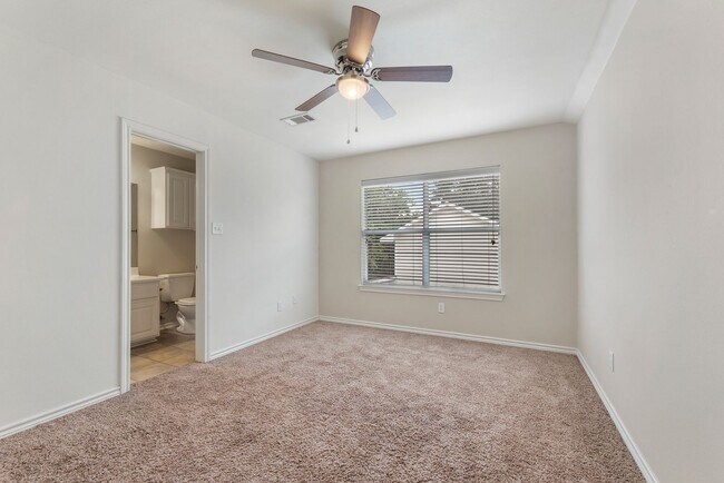 Building Photo - Prime Location! Spacious 4-Bed, 4-Bath Home Near Texas A&M!