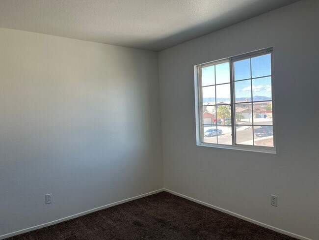 Building Photo - Spacious 5-bedroom, 3-bathroom home in Ade...
