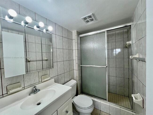 Building Photo - 581 Blue Heron Dr