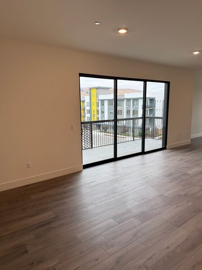 Building Photo - $4,800 / 3 BR – LUXURY TOP-FLOOR UNIT IN WARM SPRINGS WITH RESORT-STYLE AMENITIES