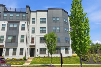 Building Photo - 43830 Middleway Ter