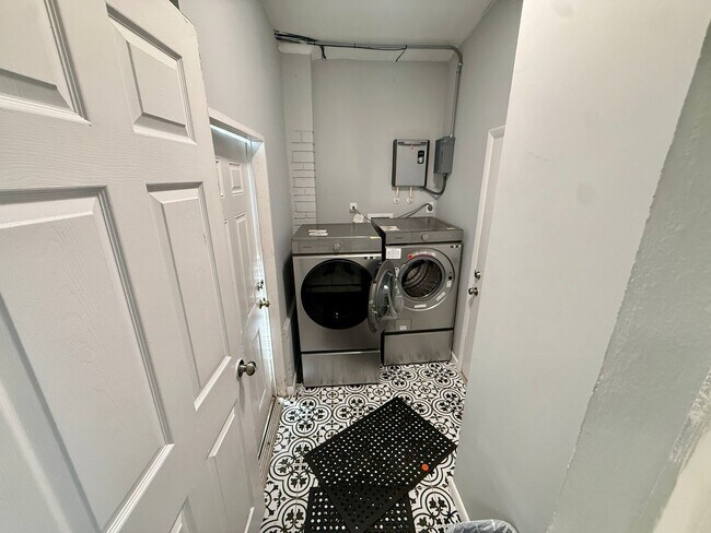 Building Photo - Sensational 2 bed 1 bath in the heart of Wilton Manors! 2 parking spots with laundry!