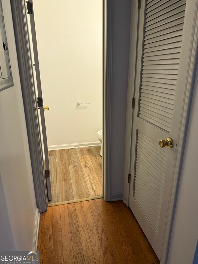 Building Photo - 5460 Hampton Ct