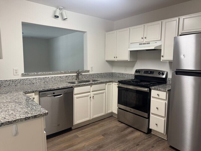 Building Photo - Three Bedroom Townhouse in Sherrills Ford with Bonus Room