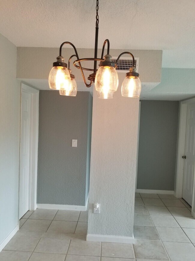 Building Photo - 382 E Royal Palm Rd