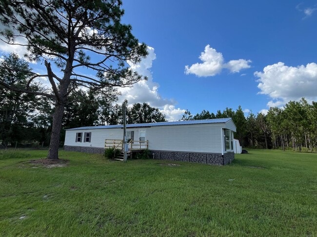 Building Photo - 3 bedroom 2 bath Mobile Home on 1 acre in ...