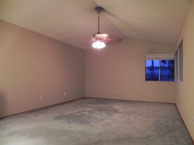 Building Photo - 4 Bed/2.5 Bath Spacious Two Story Home at ...