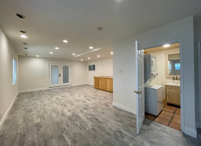 540 sq ft. Utility room downstairs with laundry - 3869 McLaughlin Ave