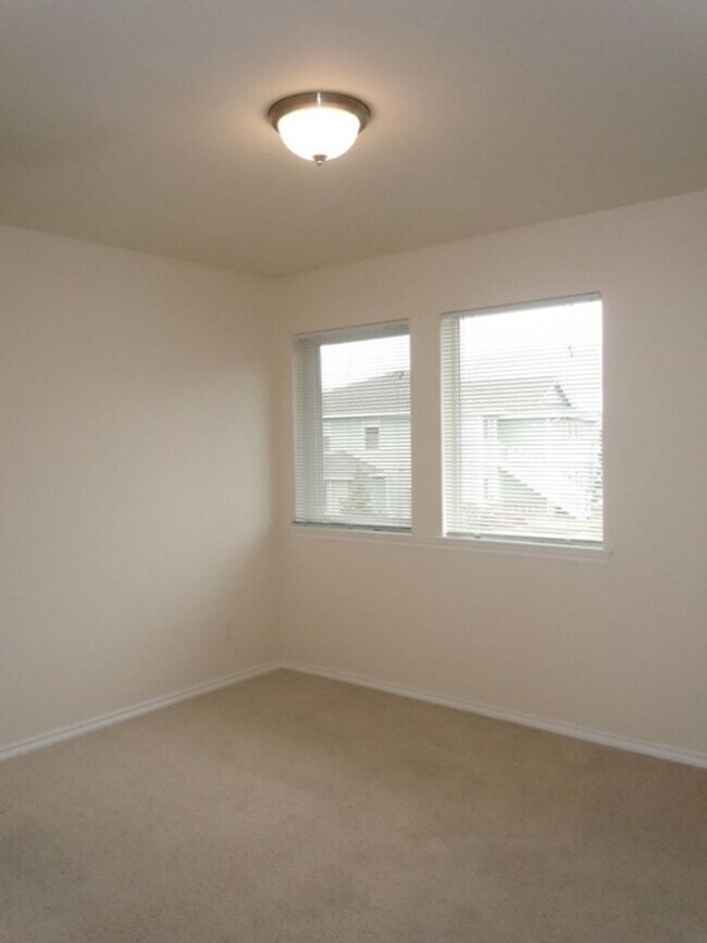 Building Photo - 917 Orchid Pl