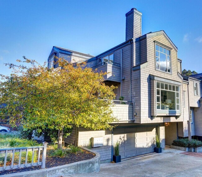 Building Photo - Upscale 2bd+Office/2ba Downtown Mill Valley Condo-FOUNDATION