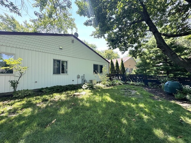 Building Photo - 6652 Fernwood Dr