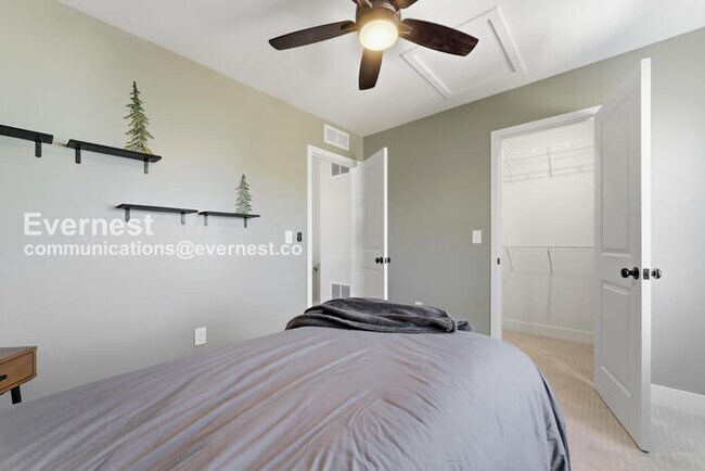Building Photo - 4 Bed/3 Bath Townhome with Fenced Yard & Garage / Available Now!