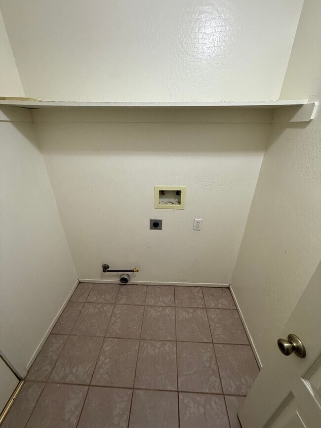 Building Photo - Spacious 4-Bedroom Home in Southwest Baker...