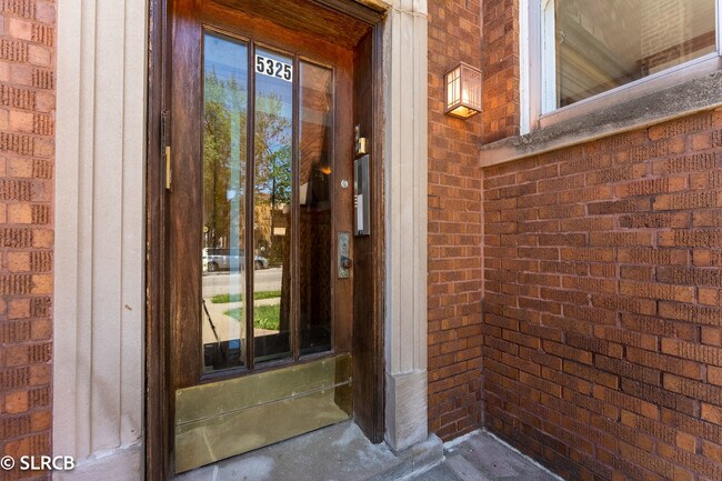 Building Photo - 5325 W Montrose Ave