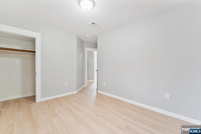 Building Photo - 16 John St