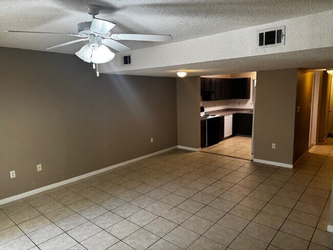 Building Photo - "Charming 2-Bedroom Townhouse in Fort Walt...