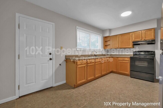 Building Photo - 454 E Tompkins St