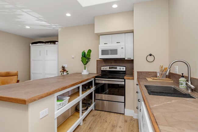 Building Photo - Charming Coastal Studio in Carlsbad - Furn...