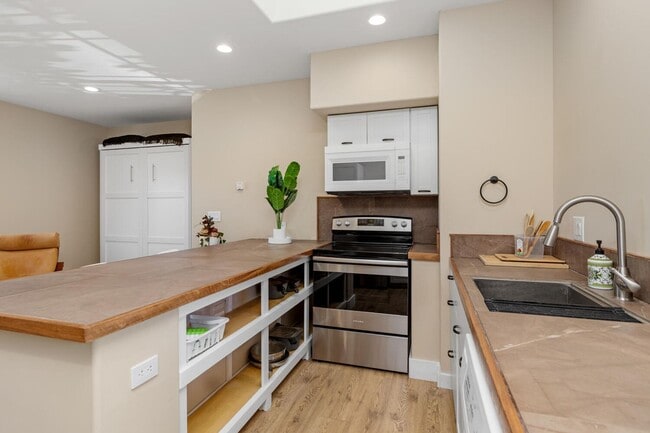 Building Photo - Charming Coastal Studio in Carlsbad - Furnished, all utilities + wi-fi included!