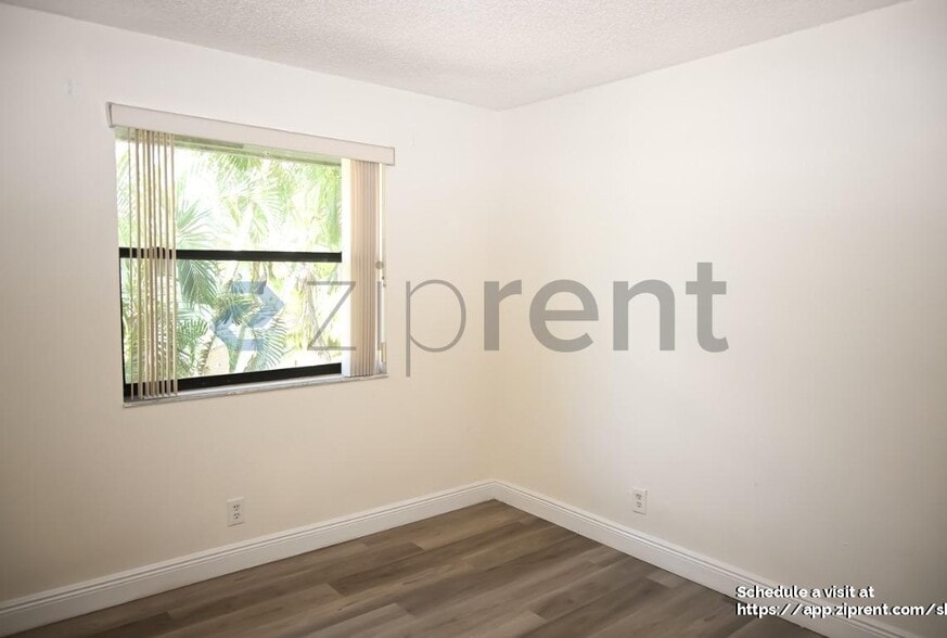 Building Photo - 9761 Riverside Dr