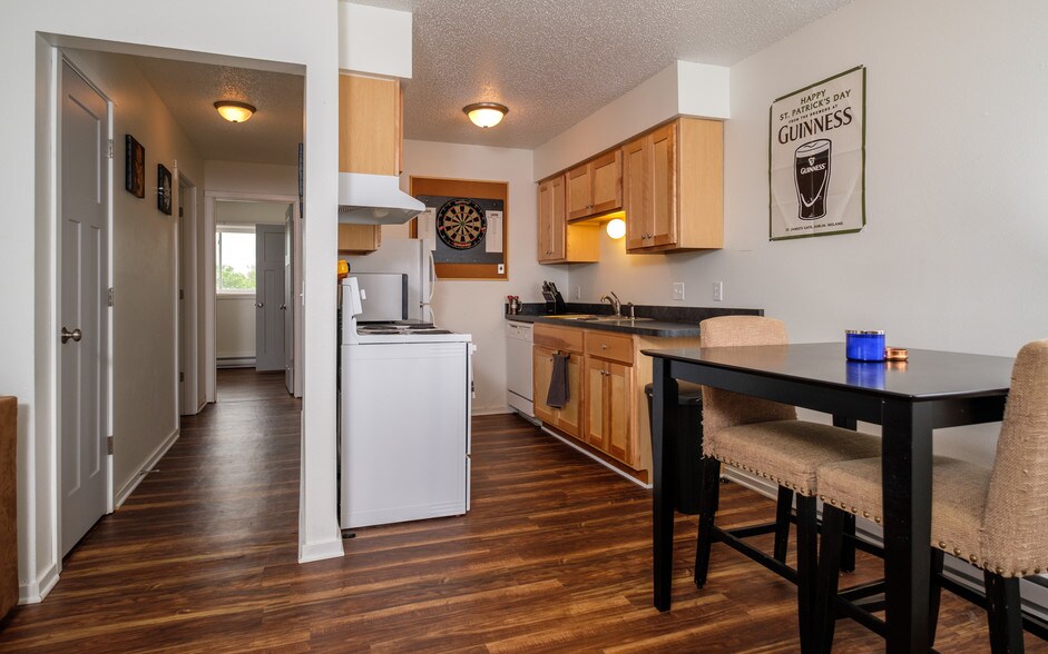 Building Photo - 204 Oak Blvd