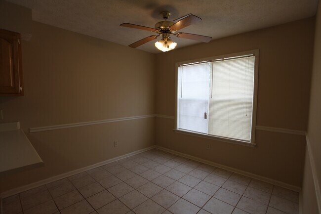 Building Photo - Duplex on Halal Court!