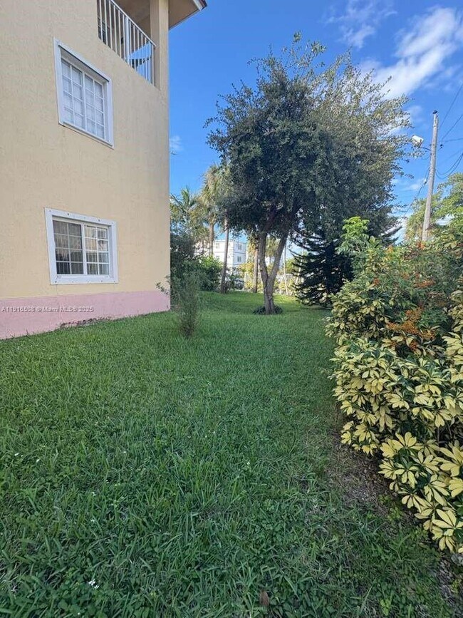 Building Photo - 2092 NE 167th St